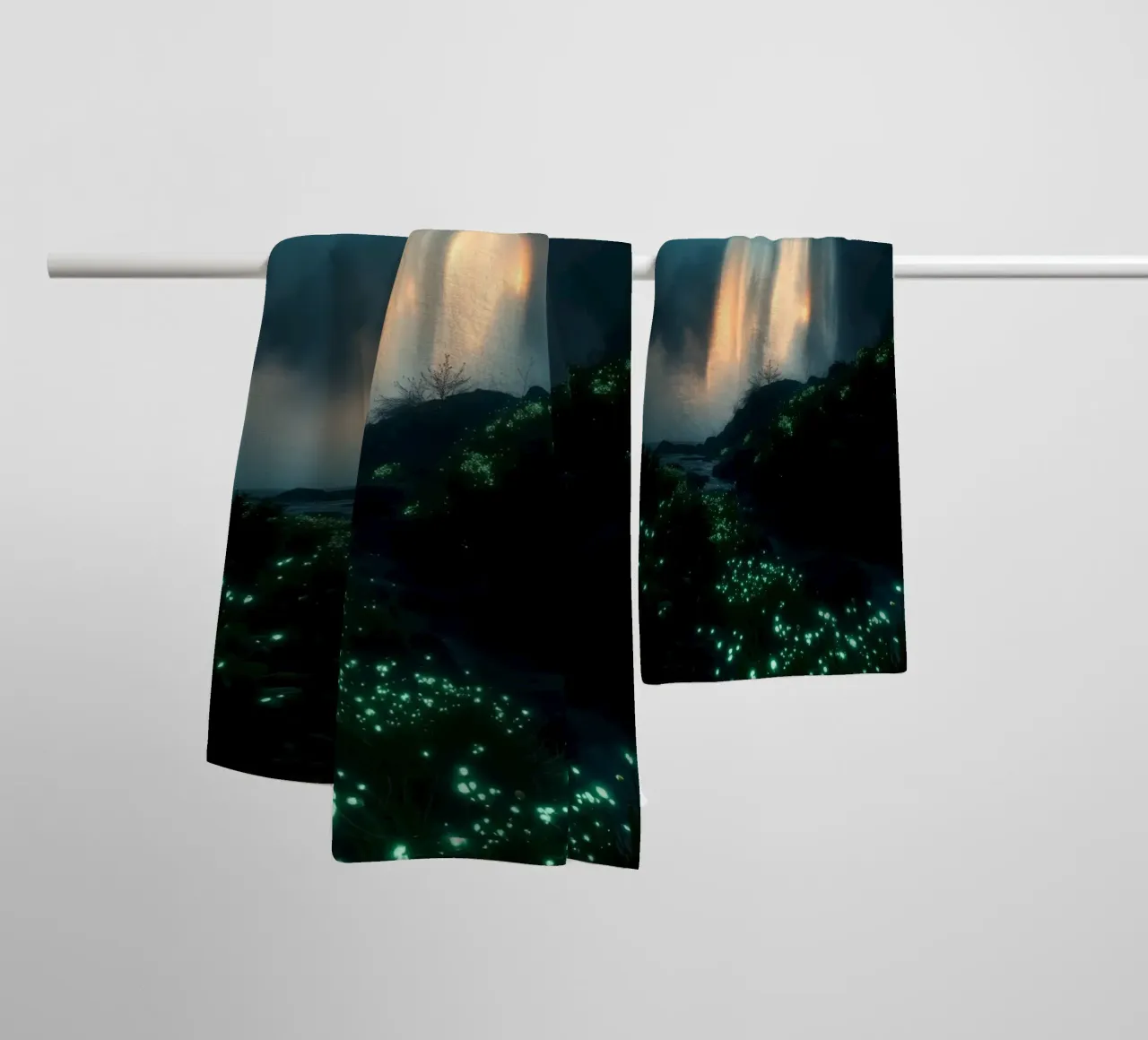 Superbe cascade abstraite avec une flore lumineuse sous la lune serviette de bain de DesignDoodle