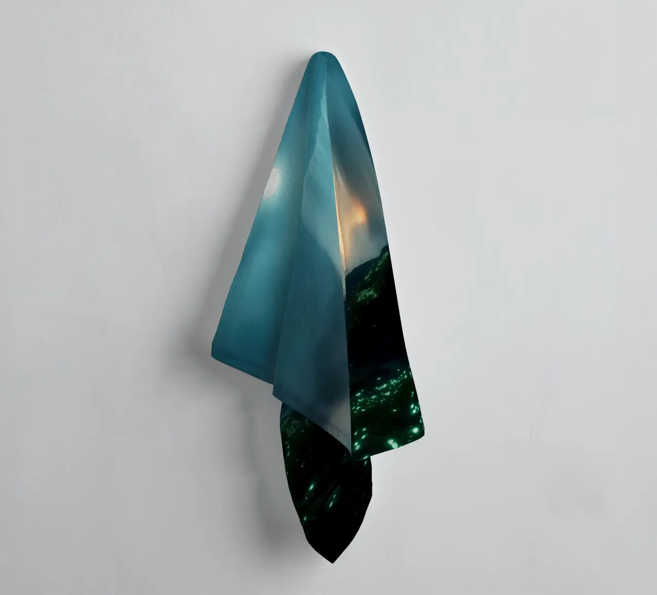 Superbe cascade abstraite avec une flore lumineuse sous la lune serviette de bain de DesignDoodle