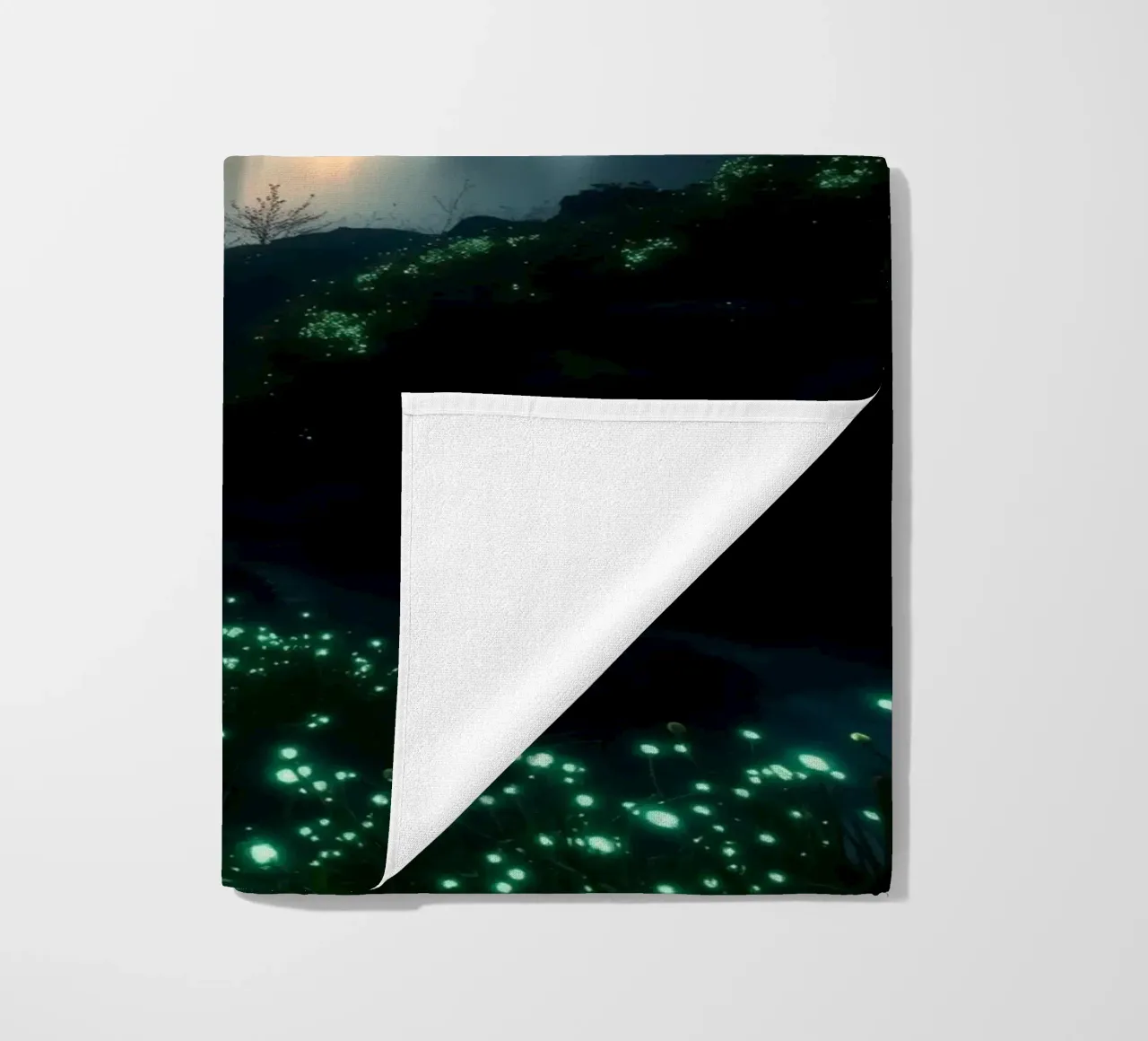 Superbe cascade abstraite avec une flore lumineuse sous la lune serviette de plage de DesignDoodle