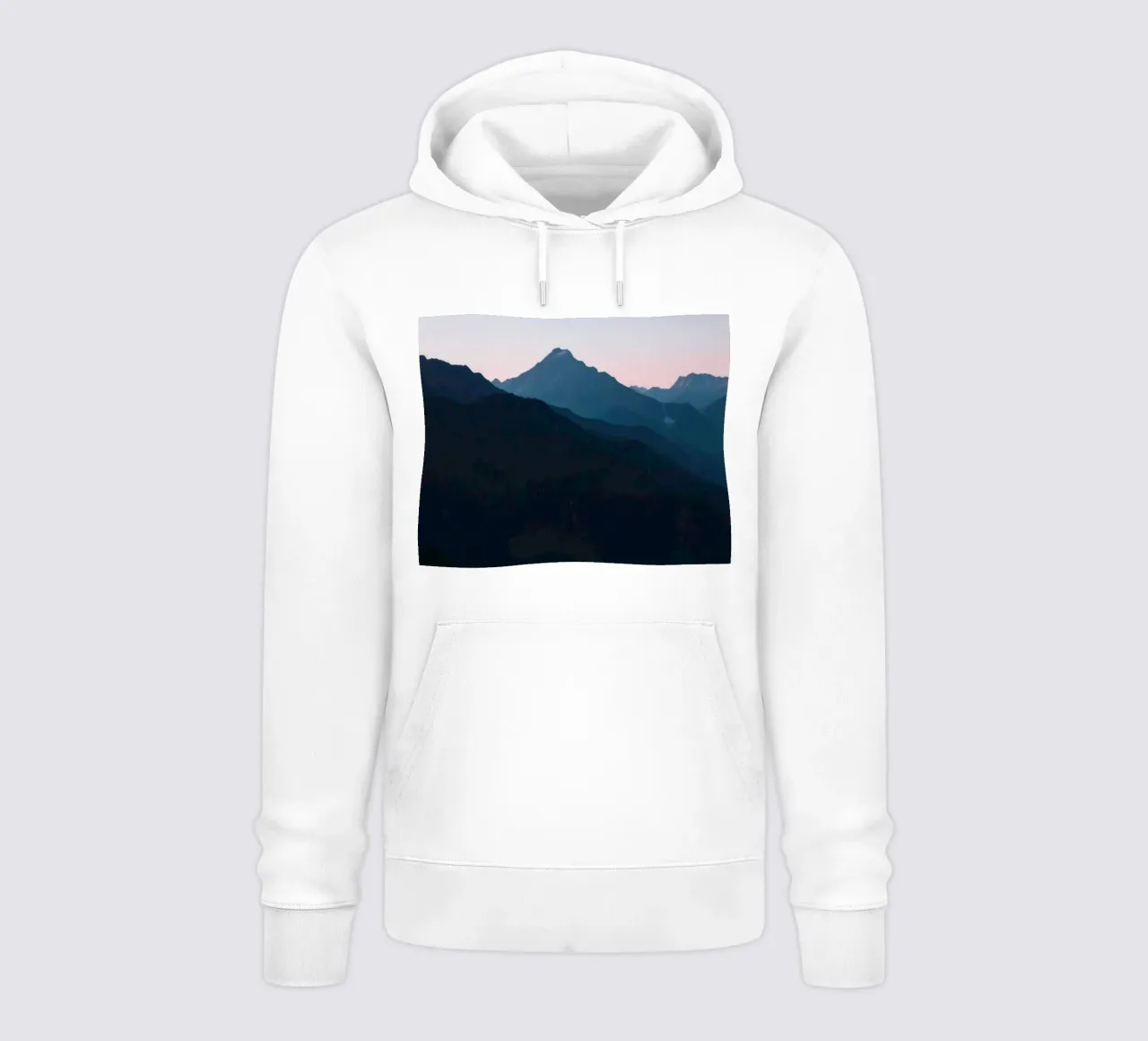 Serene bergsilhouetten in de schemering creëren een rustig gevoel hoodie van DesignDoodle