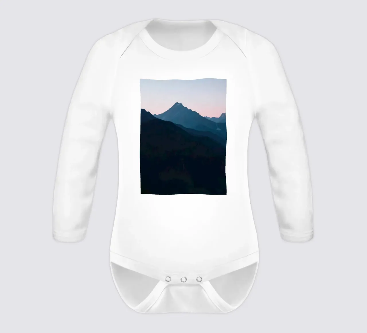 Les silhouettes sereines des montagnes au crépuscule créent un sentiment de tranquillité body manches longues de DesignDoodle