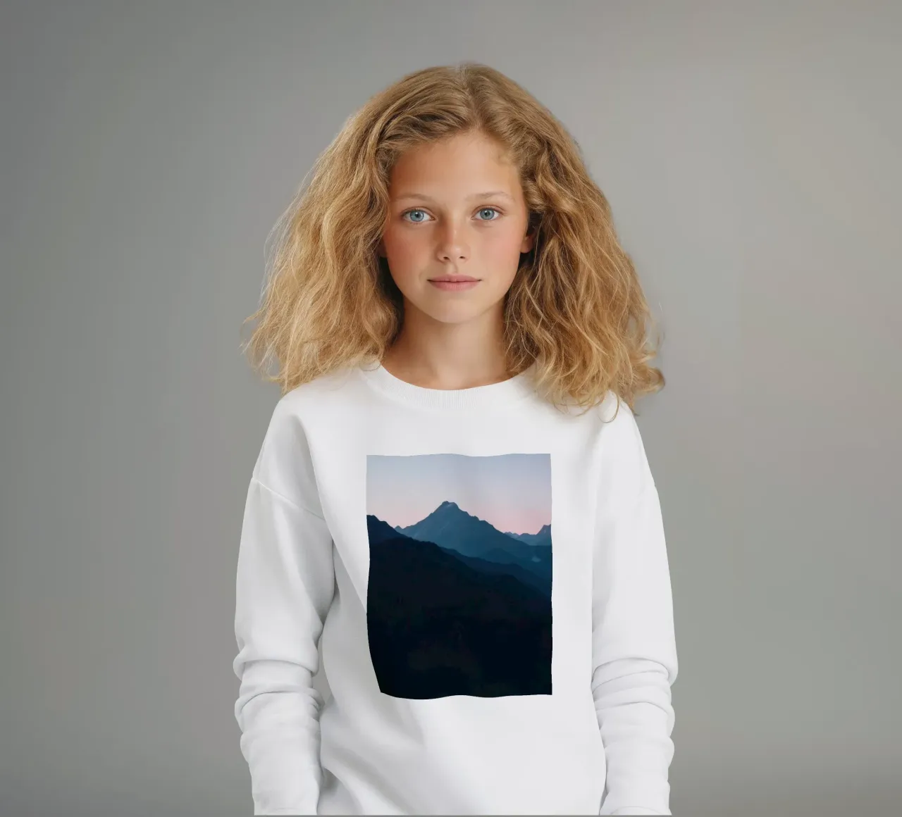 Serene bergsilhouetten in de schemering creëren een rustig gevoel kinder sweatshirt van DesignDoodle