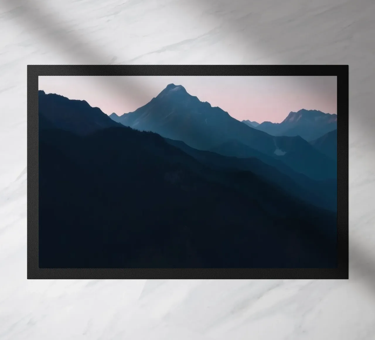 Gelassene Bergsilhouetten in der Abenddämmerung schaffen eine ruhige Atmosphäre Fußmatte von DesignDoodle