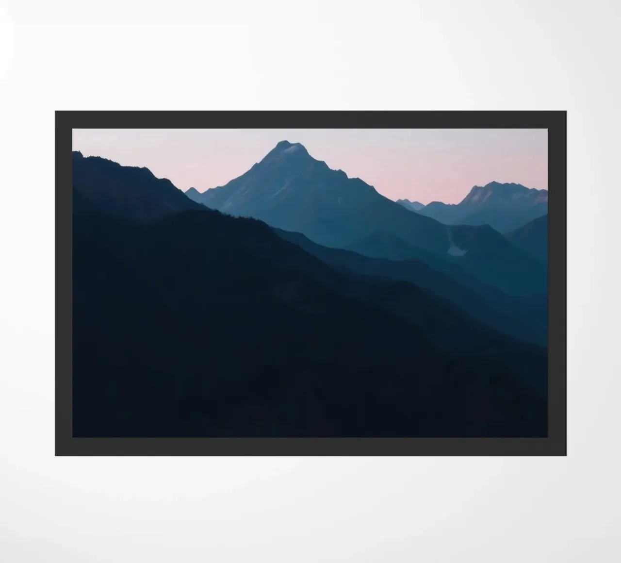 Gelassene Bergsilhouetten in der Abenddämmerung schaffen eine ruhige Atmosphäre Fußmatte von DesignDoodle