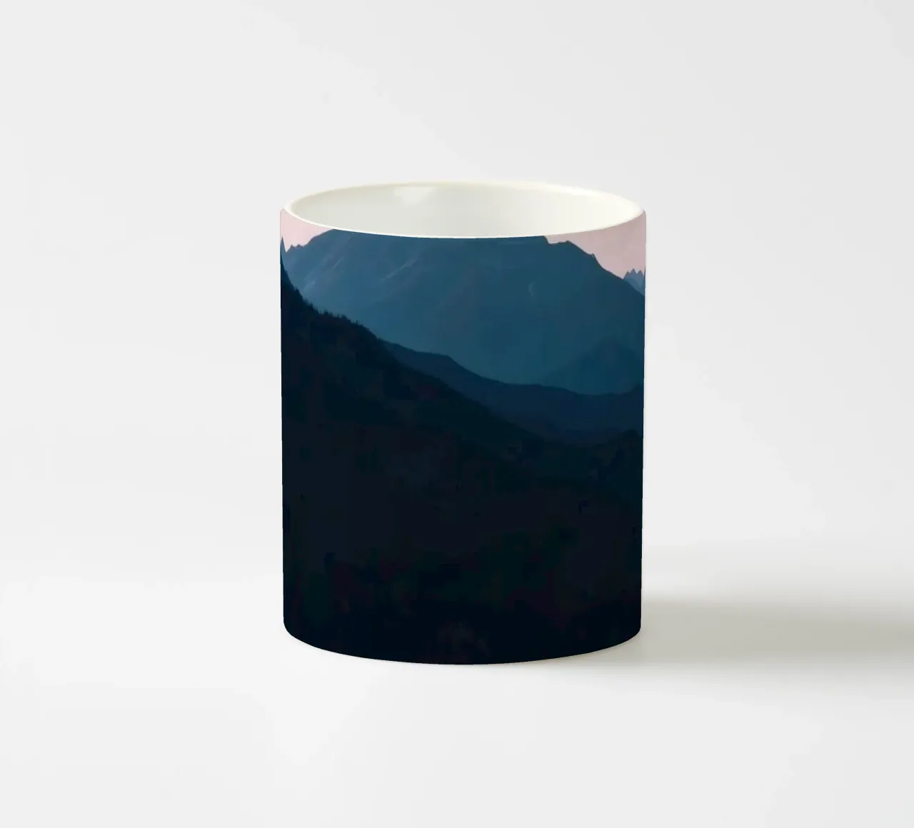 Serene bergsilhouetten in de schemering creëren een rustig gevoel keramische mok van DesignDoodle