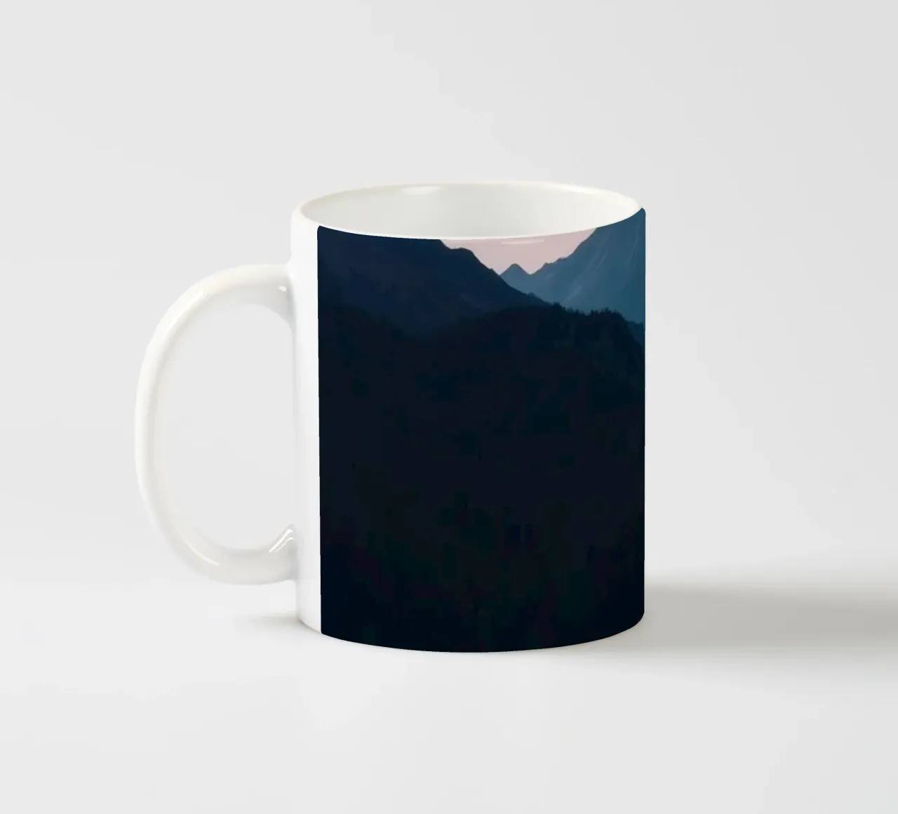 Serene bergsilhouetten in de schemering creëren een rustig gevoel keramische mok van DesignDoodle