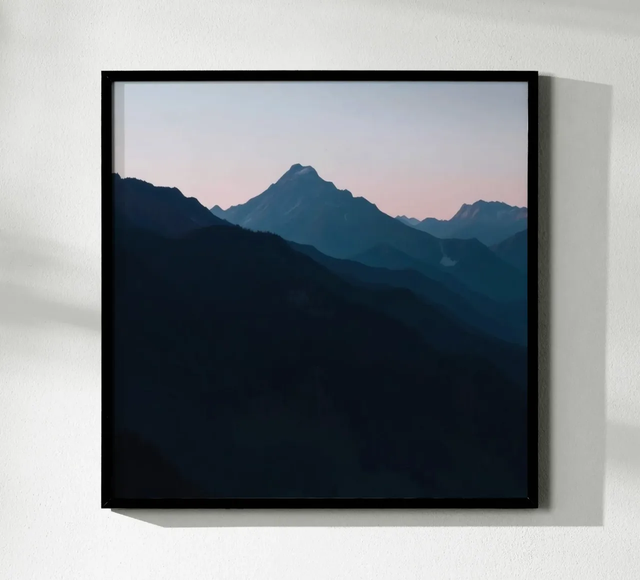 Serene bergsilhouetten in de schemering creëren een rustig gevoel hahnemühle van DesignDoodle