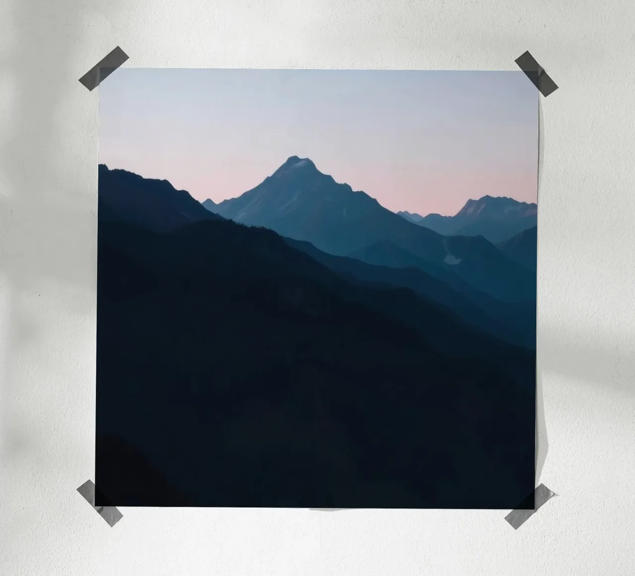 Serene bergsilhouetten in de schemering creëren een rustig gevoel hahnemühle van DesignDoodle