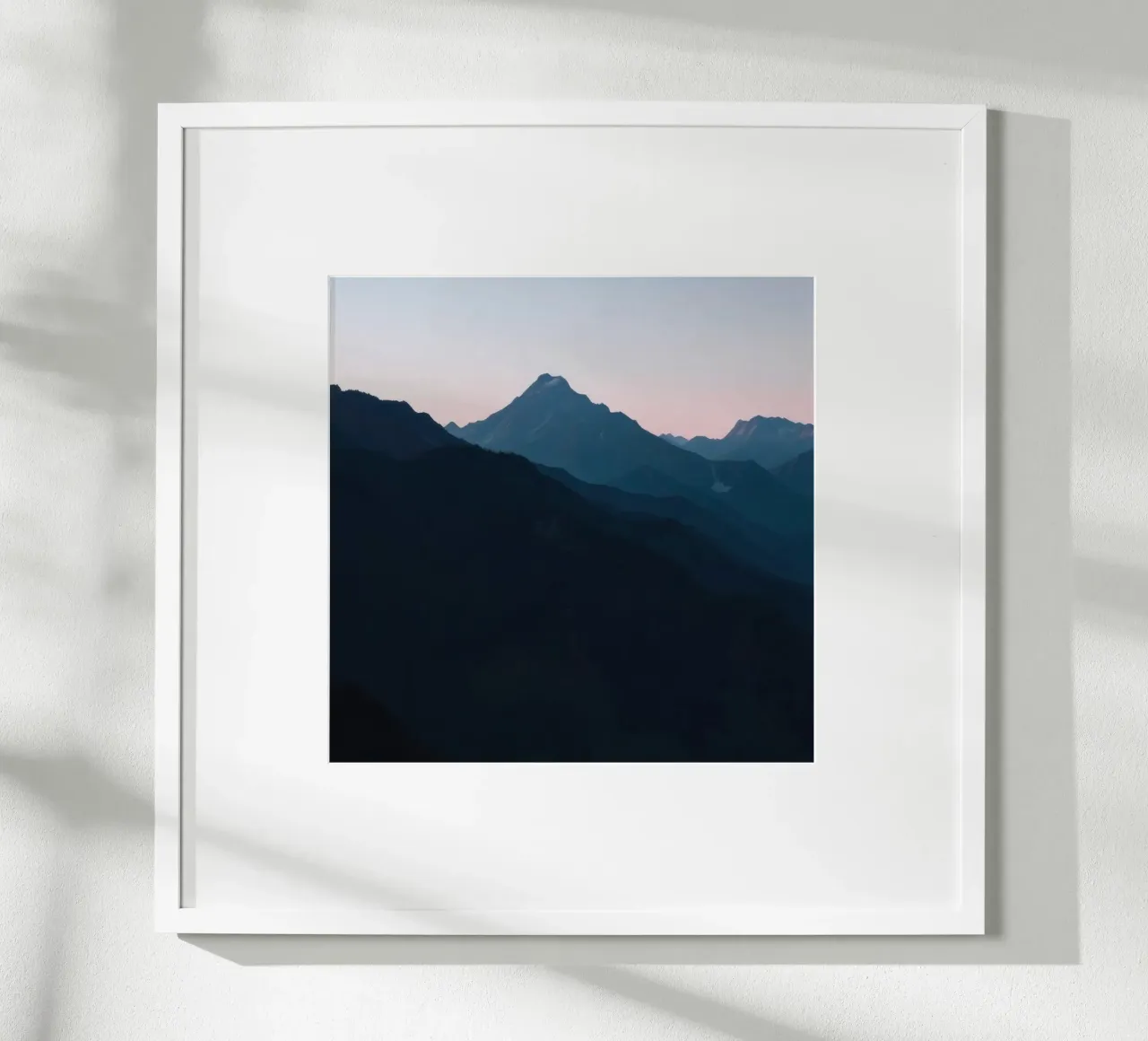 Serene bergsilhouetten in de schemering creëren een rustig gevoel hahnemühle van DesignDoodle