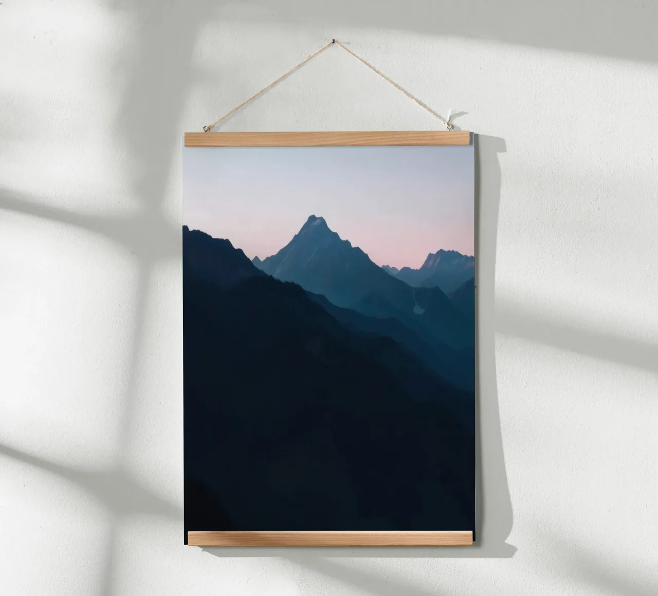 Serene bergsilhouetten in de schemering creëren een rustig gevoel hahnemühle van DesignDoodle