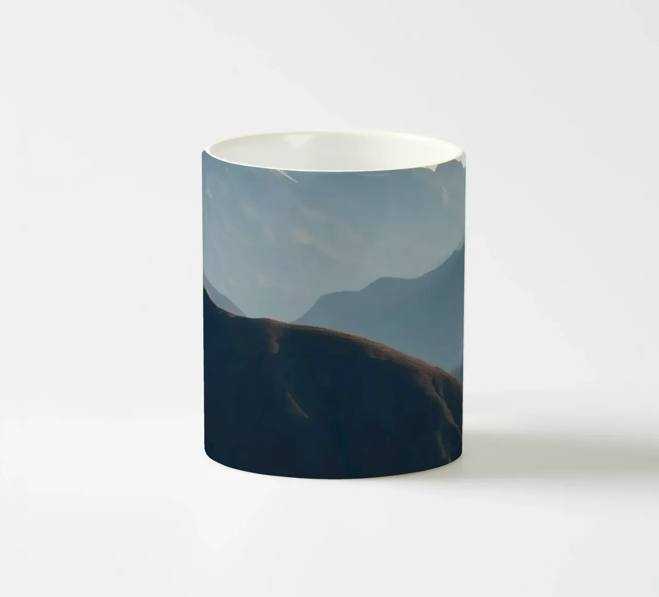 Paesaggio montano mozzafiato con i vivaci colori autunnali tazza in ceramica da DesignDoodle