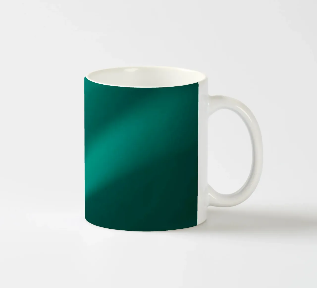 Vloeiende groene turquoise golven in een serene abstracte achtergrond keramische mok van DesignDoodle