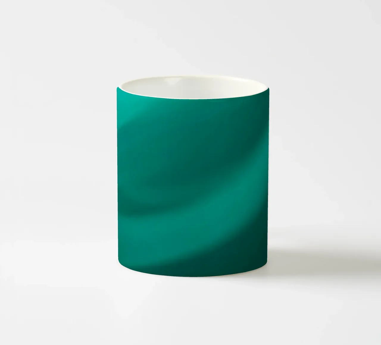 Vloeiende groene turquoise golven in een serene abstracte achtergrond keramische mok van DesignDoodle