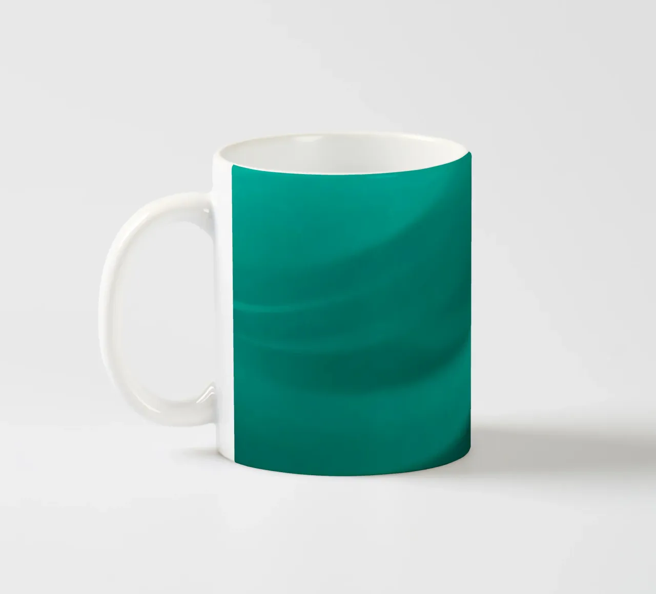 Vloeiende groene turquoise golven in een serene abstracte achtergrond keramische mok van DesignDoodle