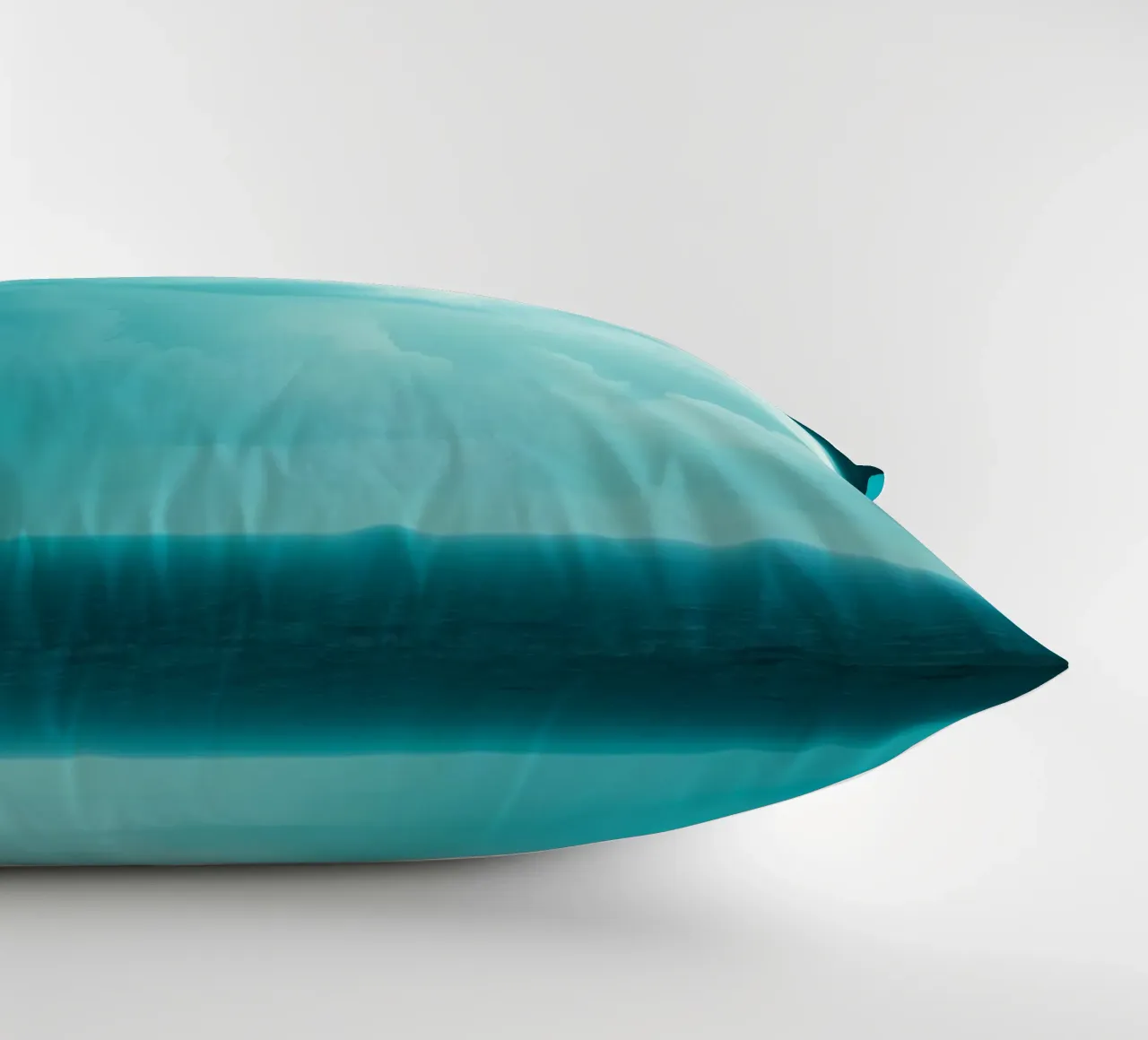 Un cielo dinamico su un oceano calmo crea uno scenario sereno per il mobi cuscino da DesignDoodle