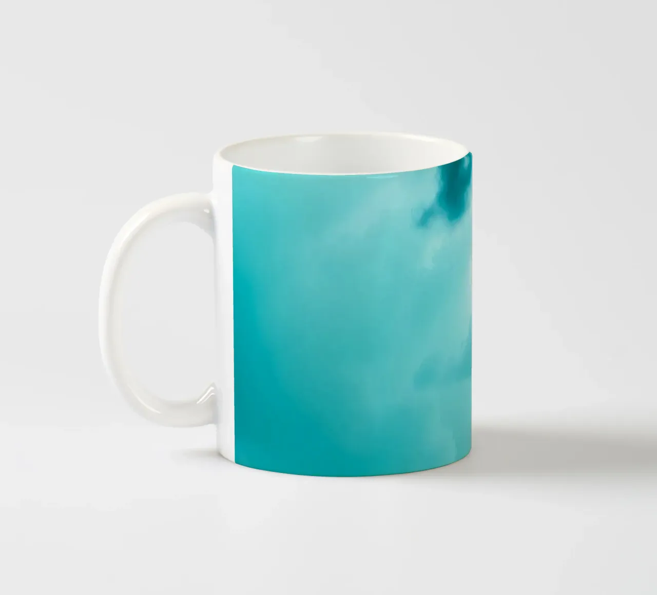 Un cielo dinamico su un oceano calmo crea uno scenario sereno per il mobi tazza in ceramica da DesignDoodle