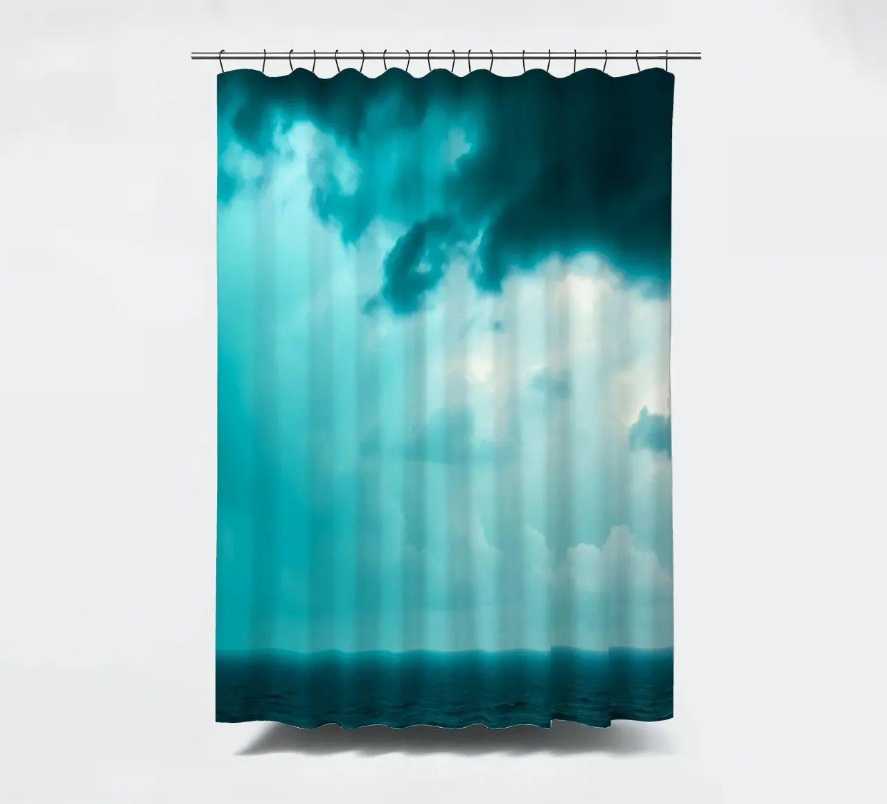 Un cielo dinamico su un oceano calmo crea uno scenario sereno per il mobi tenda da doccia da DesignDoodle