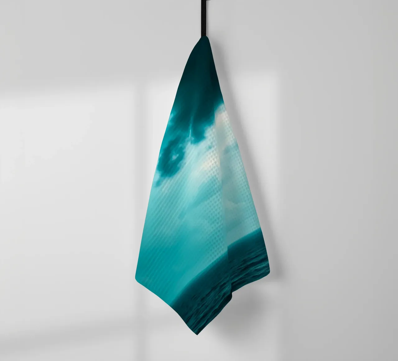 Un cielo dinamico su un oceano calmo crea uno scenario sereno per il mobi canovaccio da cucina da DesignDoodle
