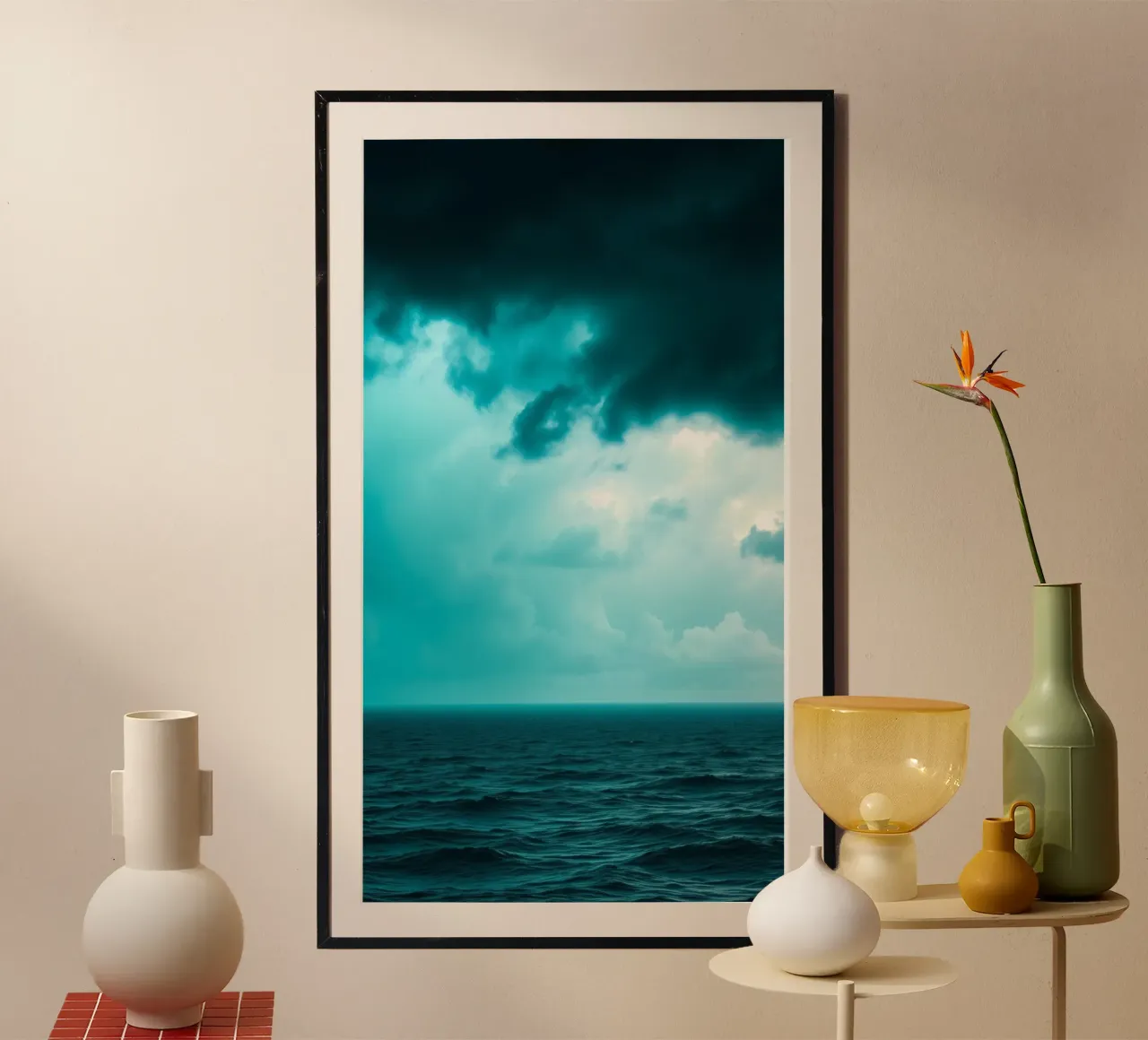 Un cielo dinámico sobre un océano en calma crea un telón de fondo sereno para mobi poster de DesignDoodle