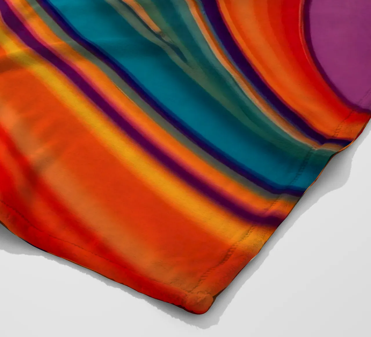 Bunte abstrakte vibrierende Wirbel und Farbverläufe Fleecedecke von DesignDoodle