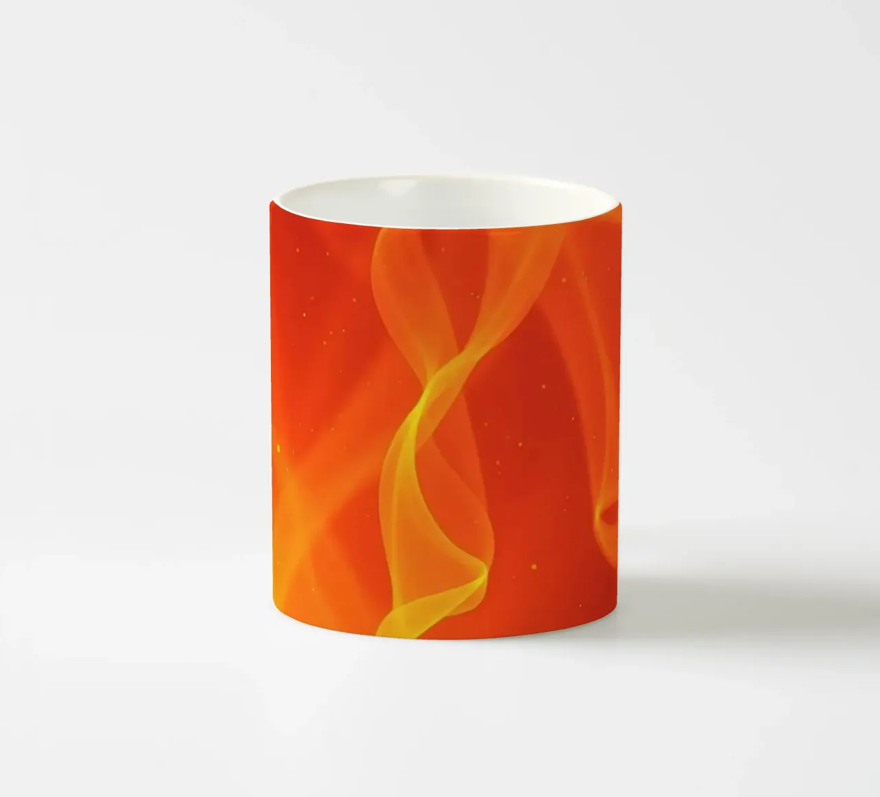 arte astratta con linee fluide arancione e giallo fuoco tazza in ceramica da DesignDoodle
