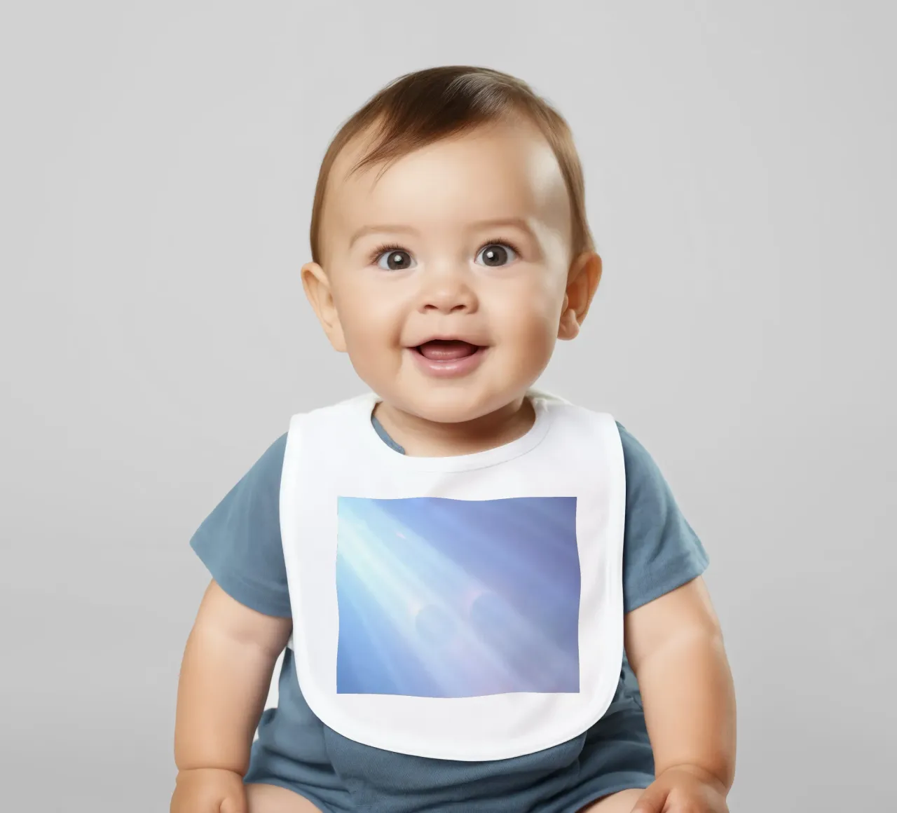 Sanfte blaue Lichtstrahlen schaffen einen beruhigenden abstrakten Hintergrund Babylätzchen von DesignDoodle