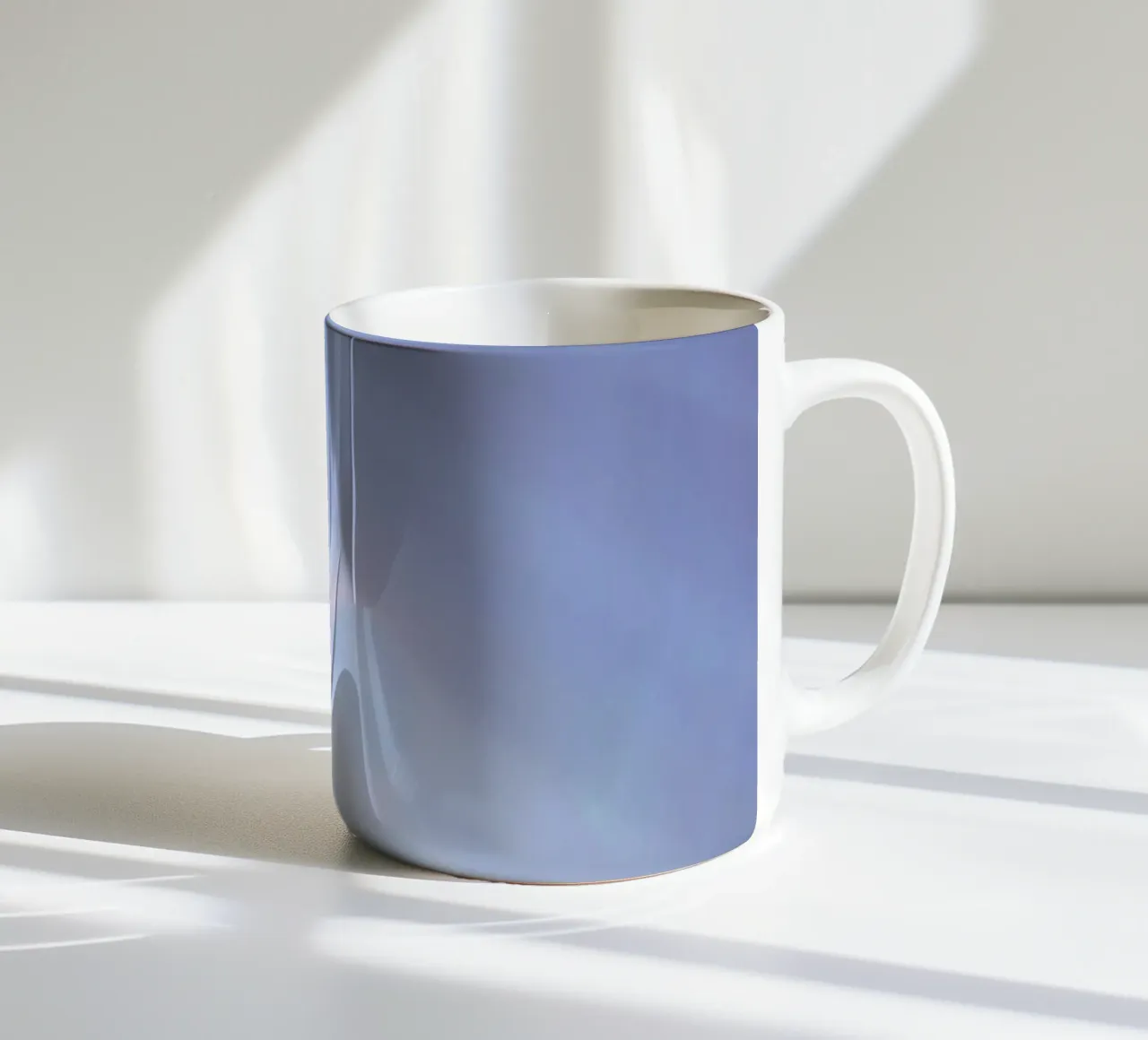 Morbidi fasci di luce blu creano un rilassante sfondo astratto tazza in ceramica da DesignDoodle