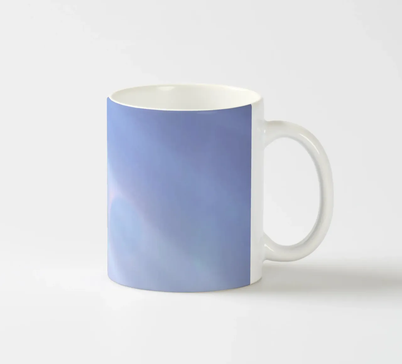 Morbidi fasci di luce blu creano un rilassante sfondo astratto tazza in ceramica da DesignDoodle