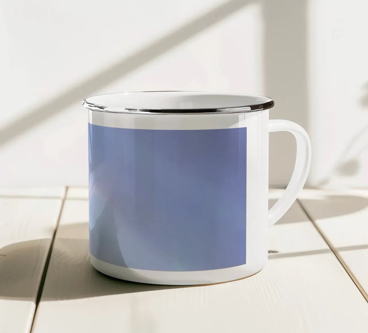 De doux rayons de lumière bleue créent un arrière-plan abstrait apaisant mug en émail de DesignDoodle