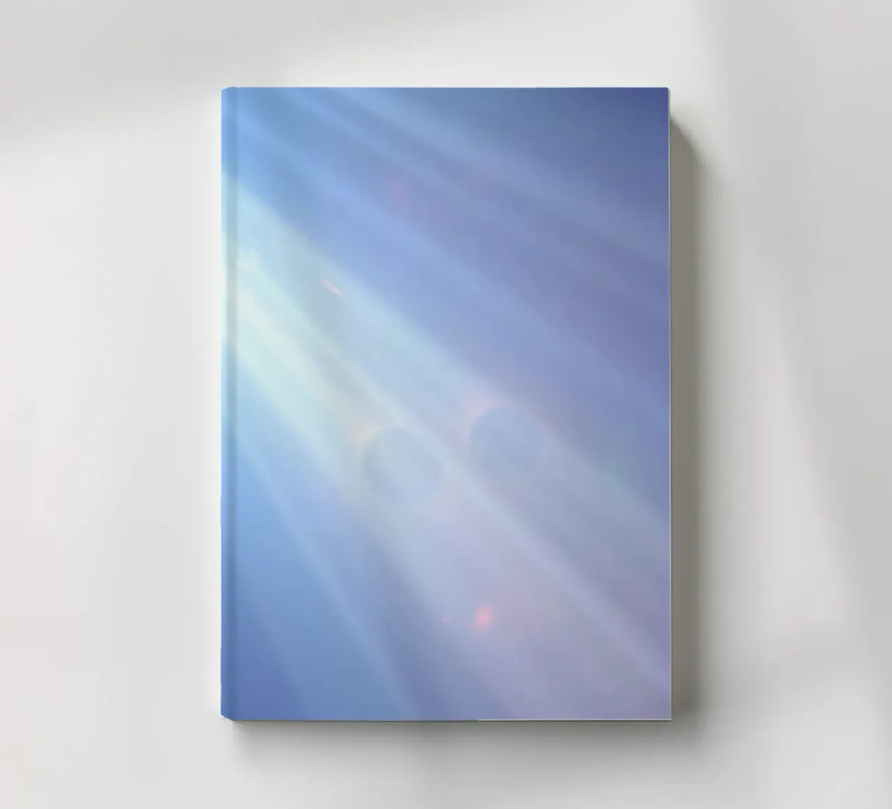 De doux rayons de lumière bleue créent un arrière-plan abstrait apaisant carnet de notes de DesignDoodle