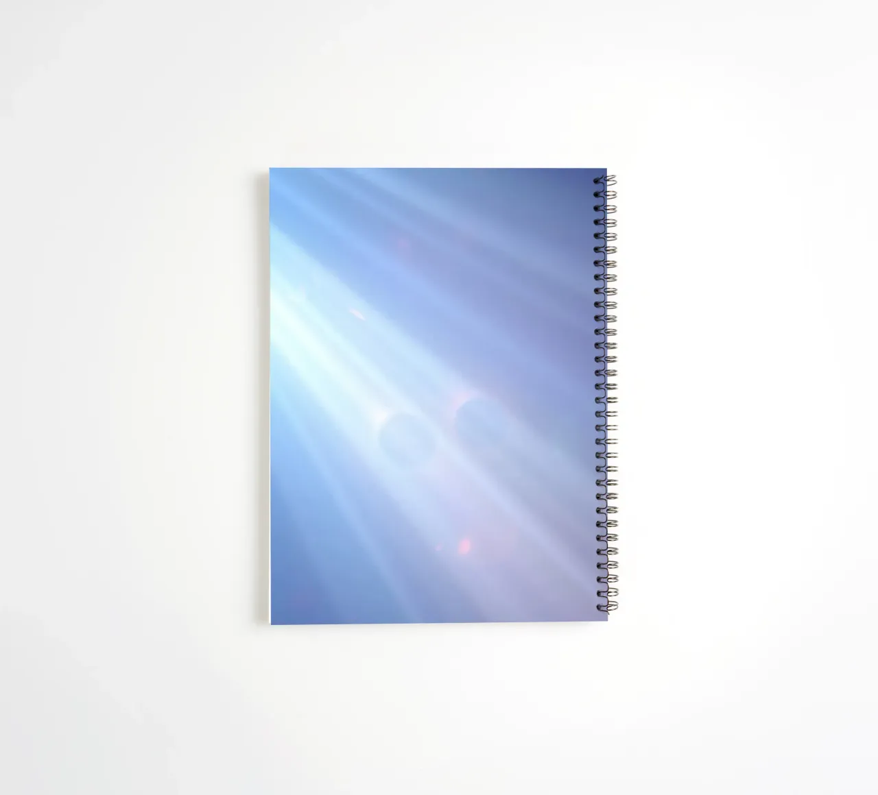 Sanfte blaue Lichtstrahlen schaffen einen beruhigenden abstrakten Hintergrund Ringbuch von DesignDoodle