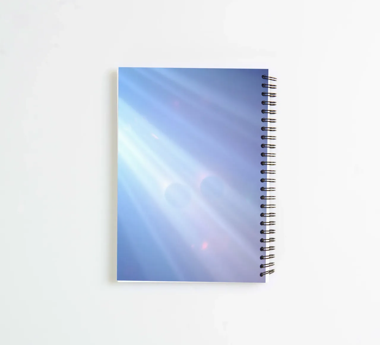 Sanfte blaue Lichtstrahlen schaffen einen beruhigenden abstrakten Hintergrund Ringbuch von DesignDoodle