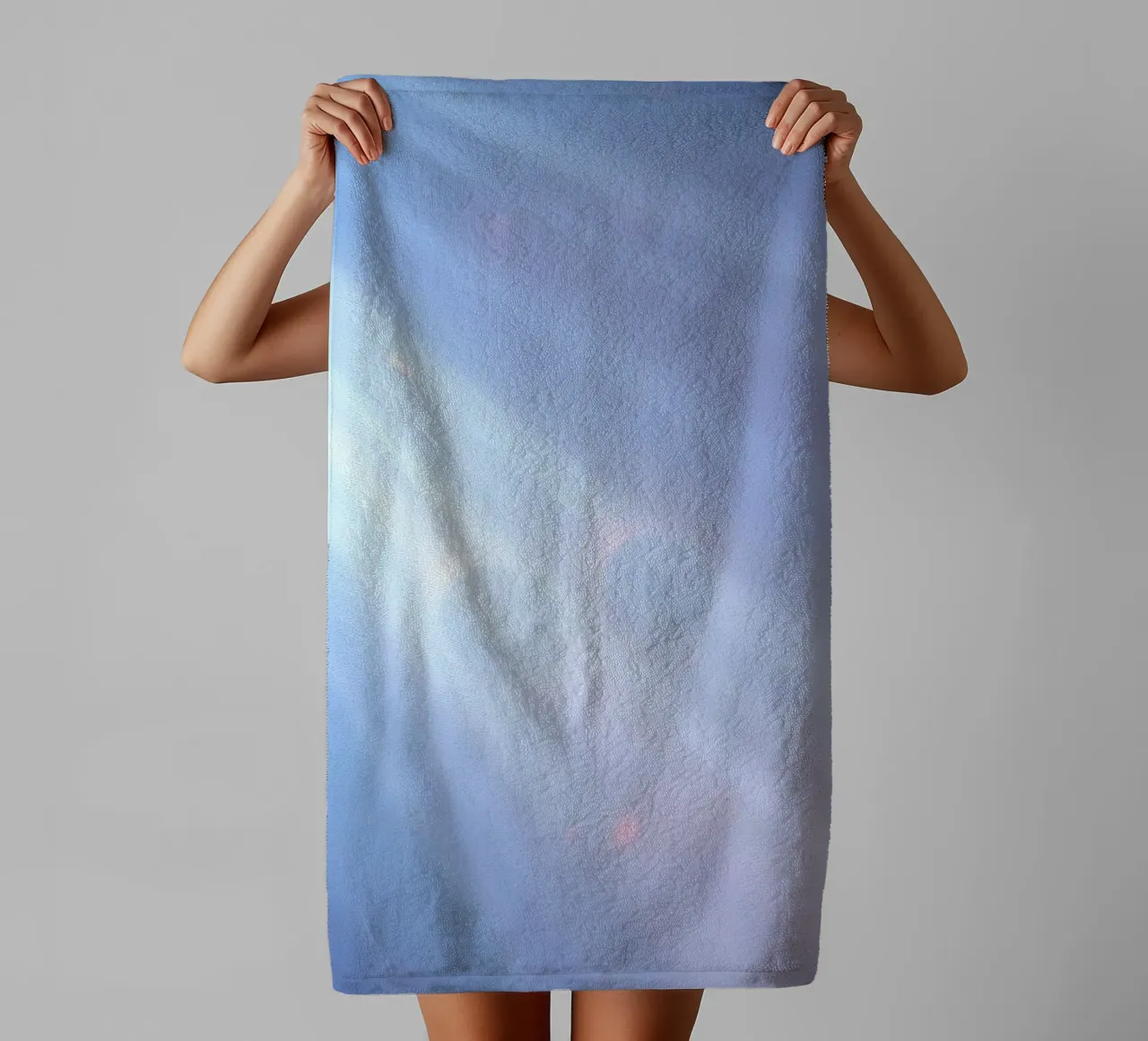 Morbidi fasci di luce blu creano un rilassante sfondo astratto asciugamano da bagno da DesignDoodle