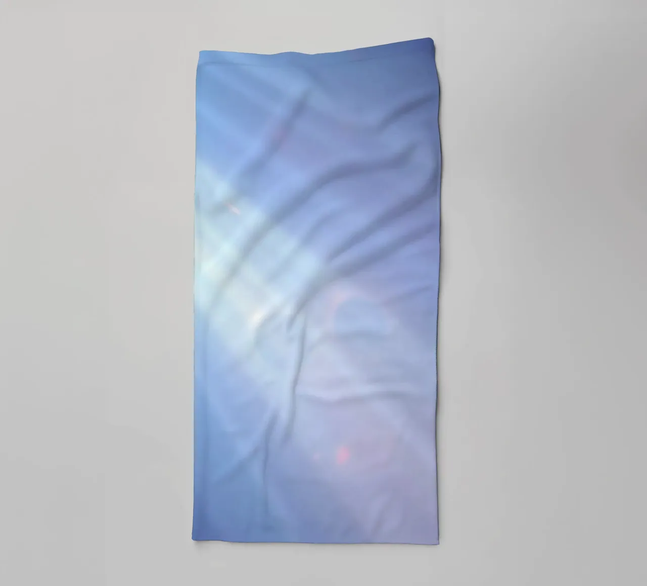 De doux rayons de lumière bleue créent un arrière-plan abstrait apaisant serviette de bain de DesignDoodle
