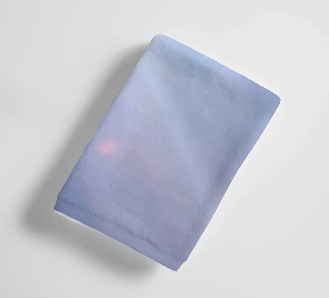 Morbidi fasci di luce blu creano un rilassante sfondo astratto asciugamano da bagno da DesignDoodle
