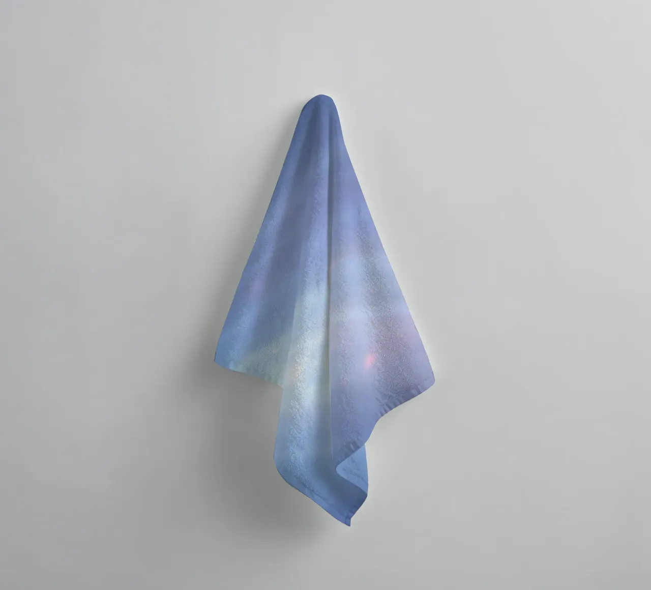De doux rayons de lumière bleue créent un arrière-plan abstrait apaisant serviette de bain de DesignDoodle