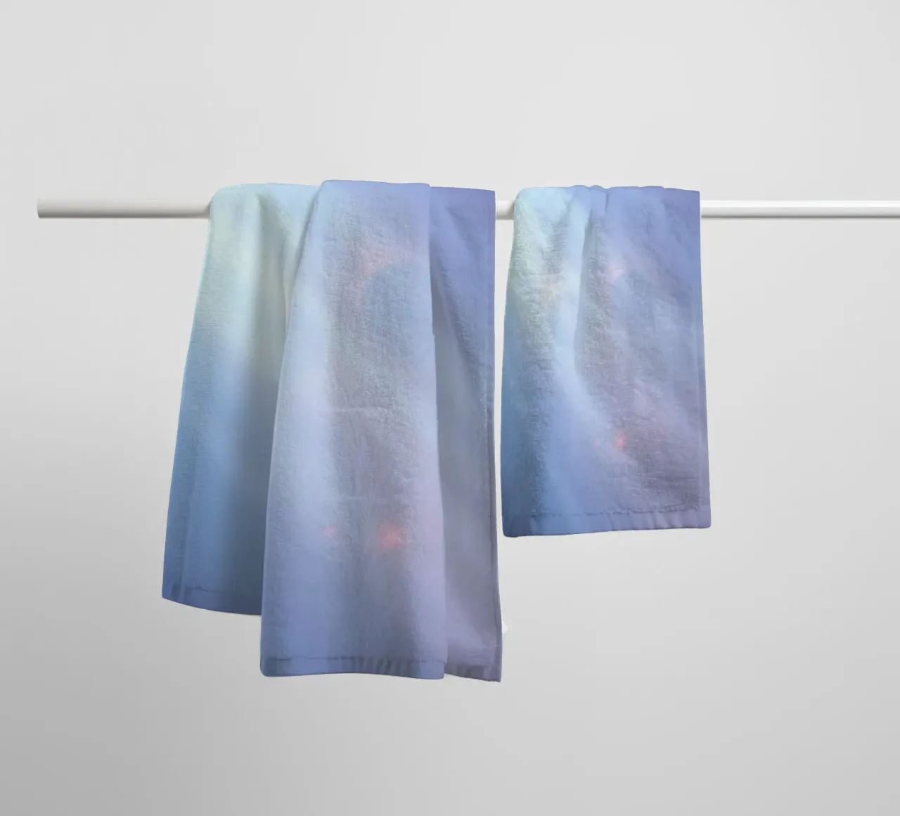 De doux rayons de lumière bleue créent un arrière-plan abstrait apaisant serviette de bain de DesignDoodle