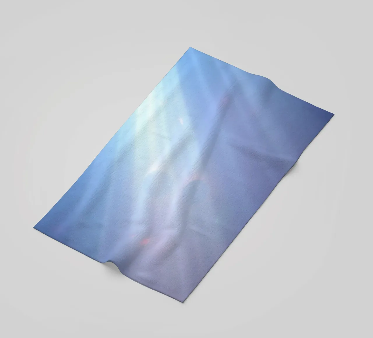 Zachte blauwe lichtstralen creëren een rustgevende abstracte achtergrond strandhanddoek van DesignDoodle