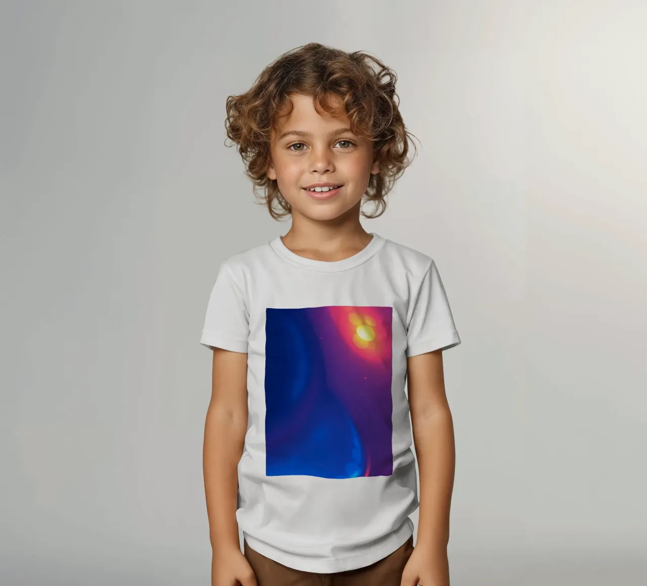 Motif abstrait vibrant mettant en valeur des motifs lumineux colorés t-shirt enfant de DesignDoodle