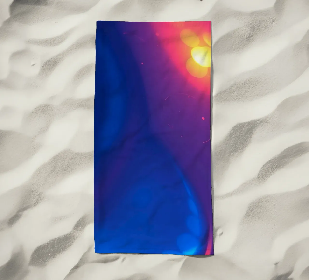 Motif abstrait vibrant mettant en valeur des motifs lumineux colorés serviette de plage de DesignDoodle