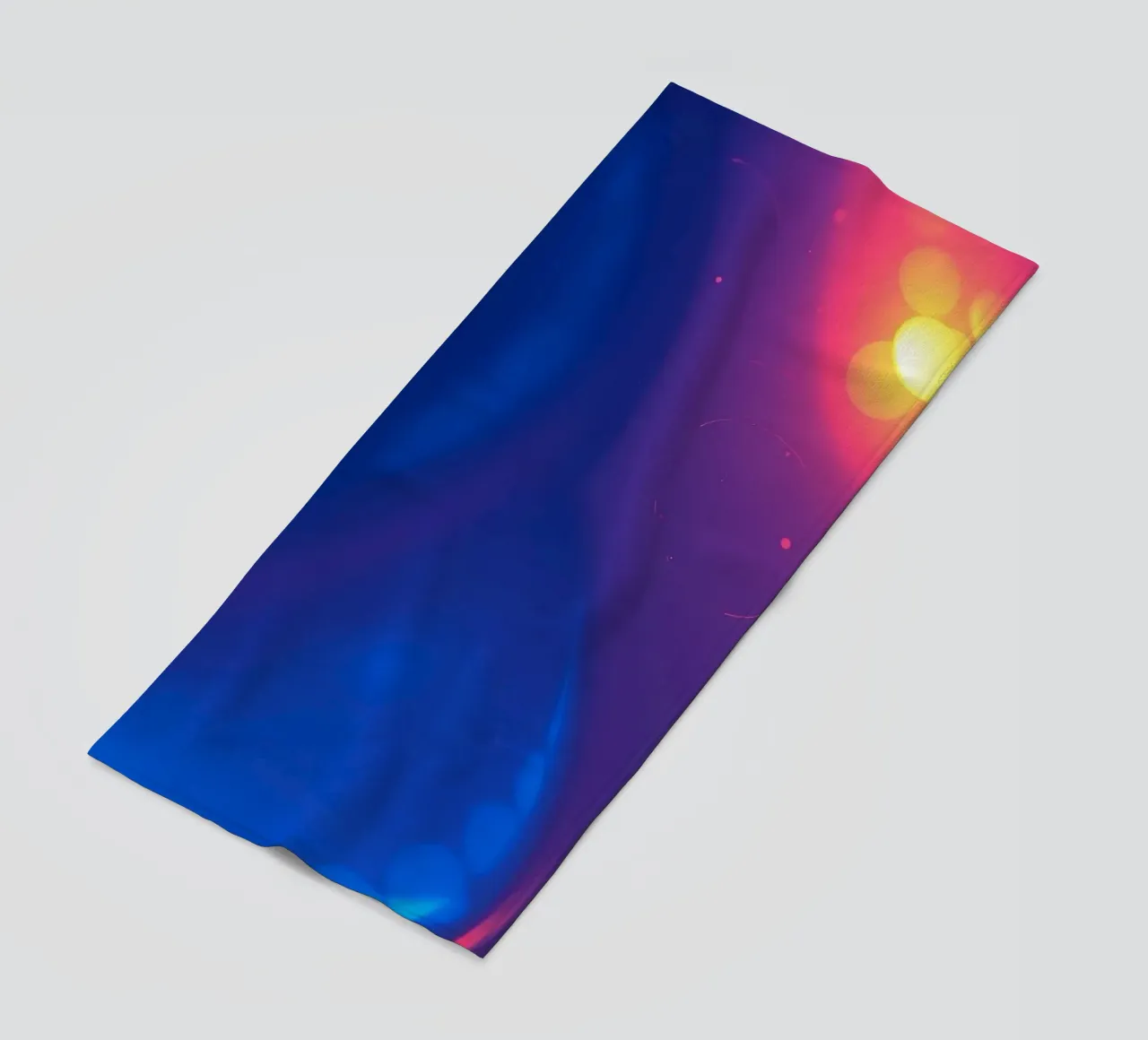 Motif abstrait vibrant mettant en valeur des motifs lumineux colorés serviette de plage de DesignDoodle