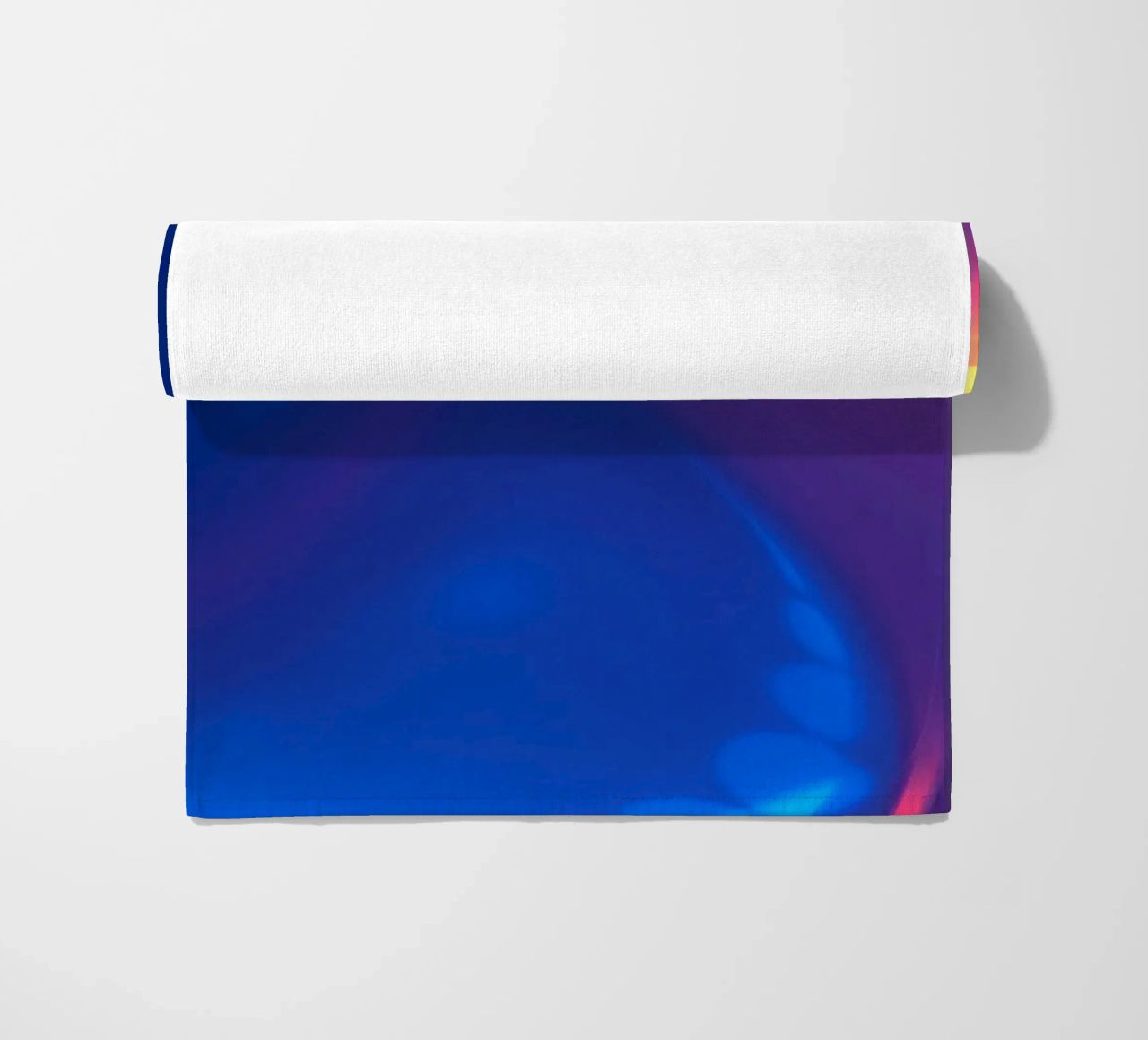 Vibrante design astratto che mette in risalto i motivi di luce colorati telo mare da DesignDoodle