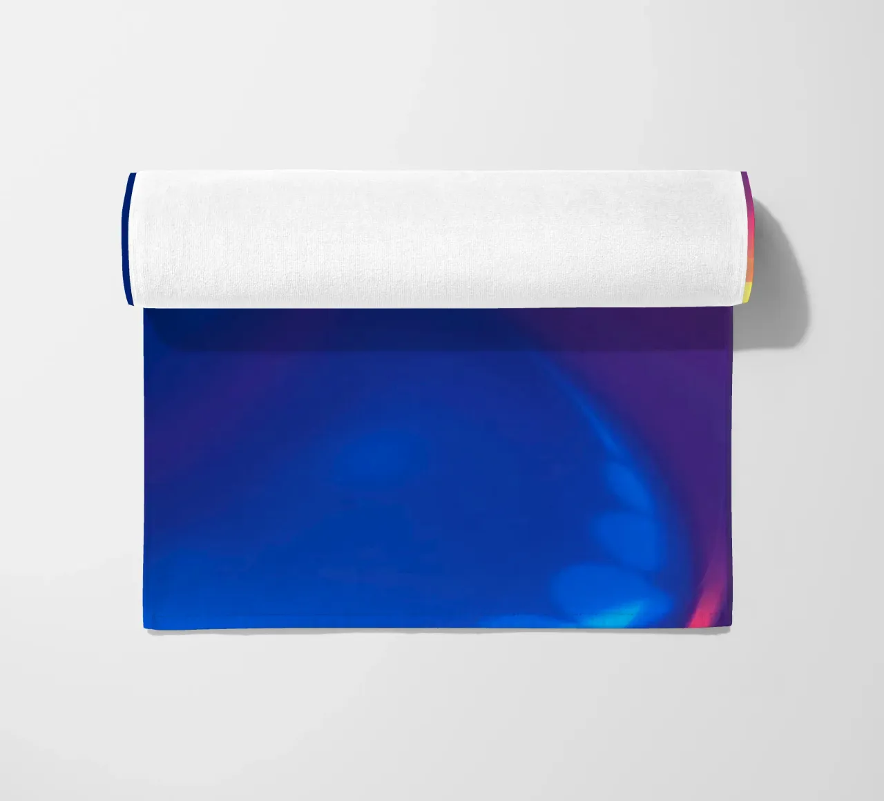 Motif abstrait vibrant mettant en valeur des motifs lumineux colorés serviette de plage de DesignDoodle