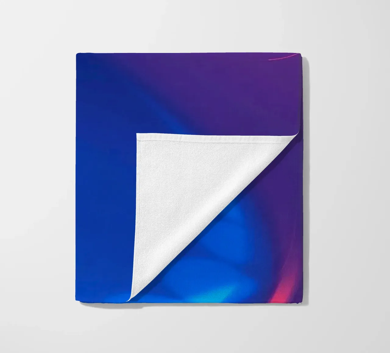 Motif abstrait vibrant mettant en valeur des motifs lumineux colorés serviette de plage de DesignDoodle