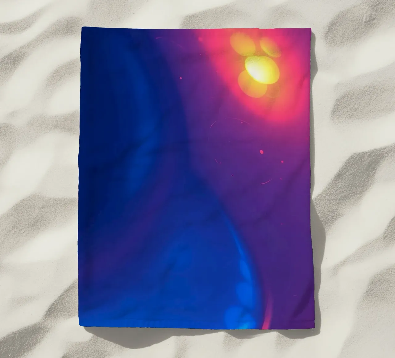 Motif abstrait vibrant mettant en valeur des motifs lumineux colorés serviette de plage de DesignDoodle