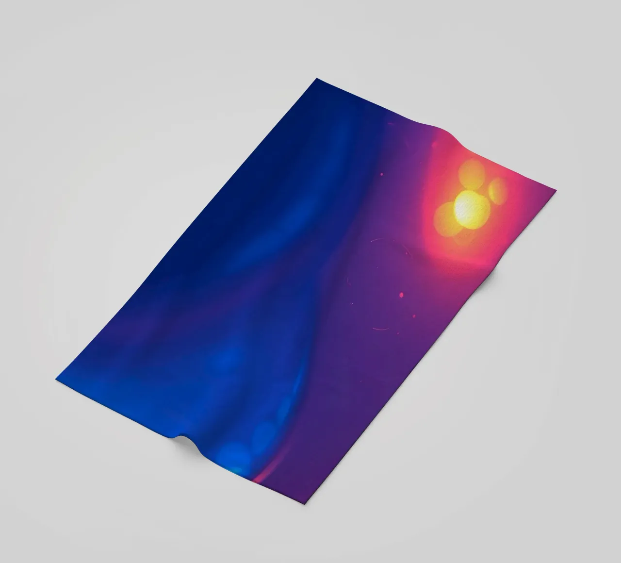 Motif abstrait vibrant mettant en valeur des motifs lumineux colorés serviette de plage de DesignDoodle