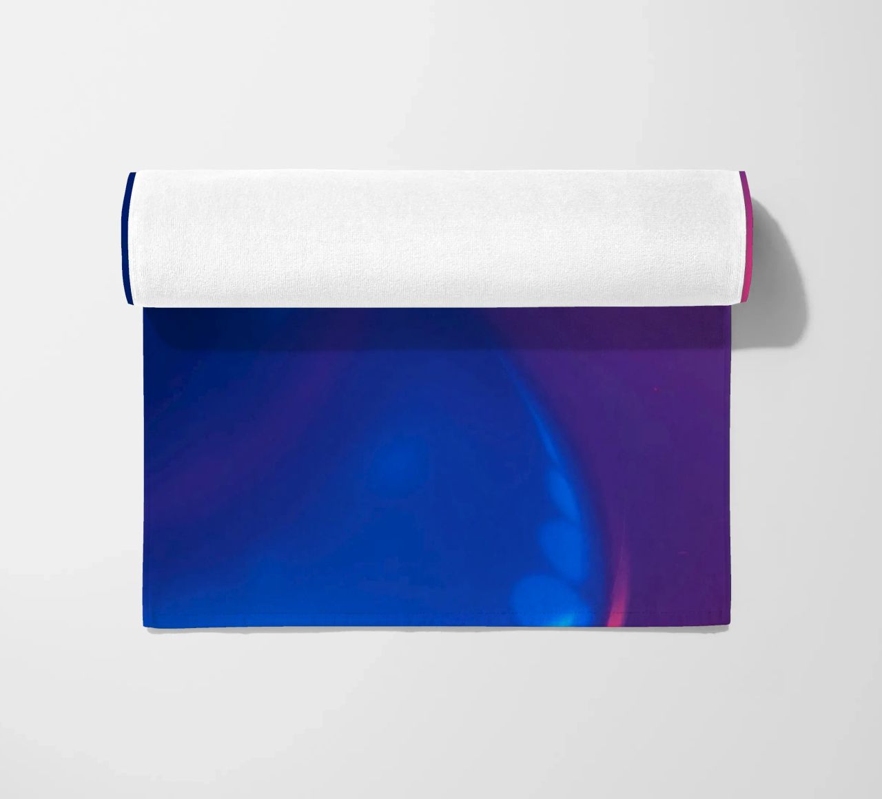 Vibrante design astratto che mette in risalto i motivi di luce colorati telo mare da DesignDoodle