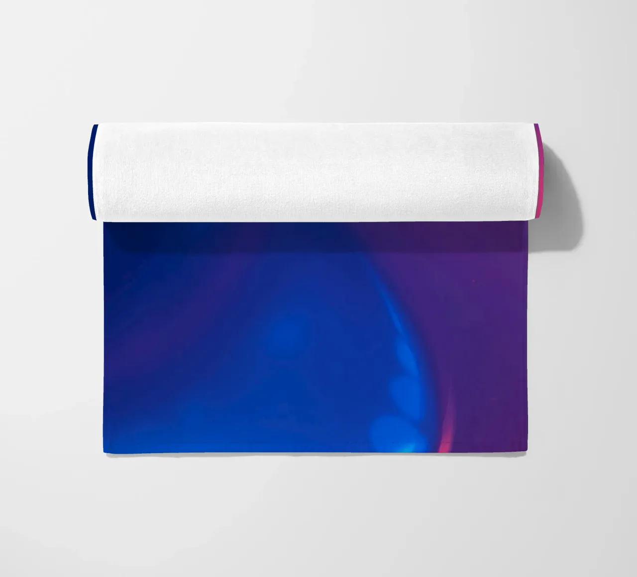 Motif abstrait vibrant mettant en valeur des motifs lumineux colorés serviette de plage de DesignDoodle