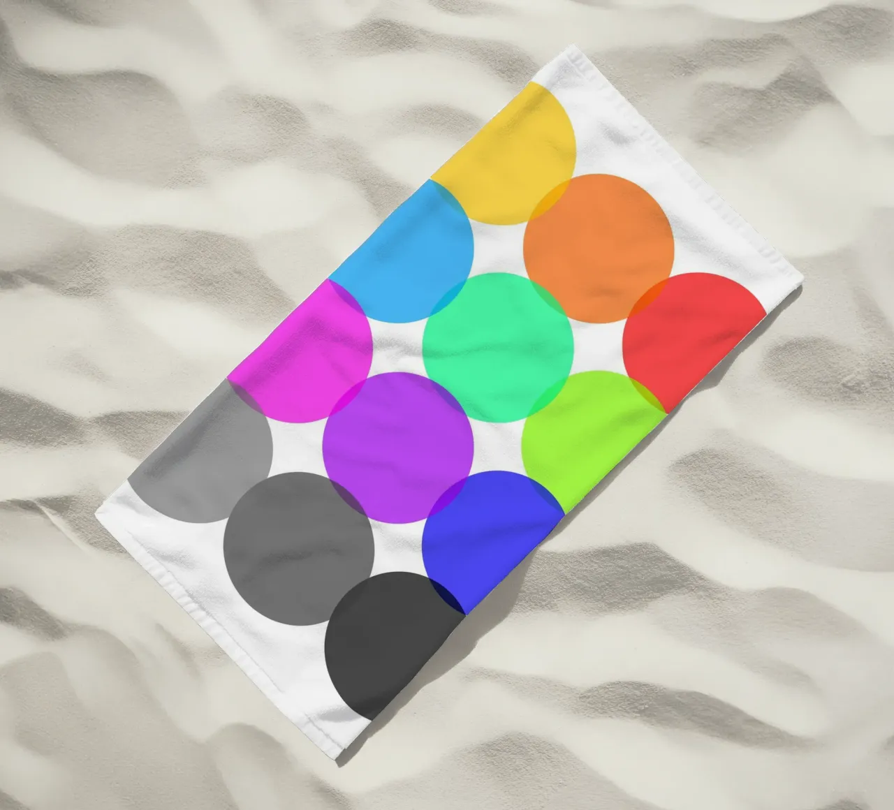 Kleurrijke abstracte overlappende cirkels Minimalistische kunst strandhanddoek van NorwesClub