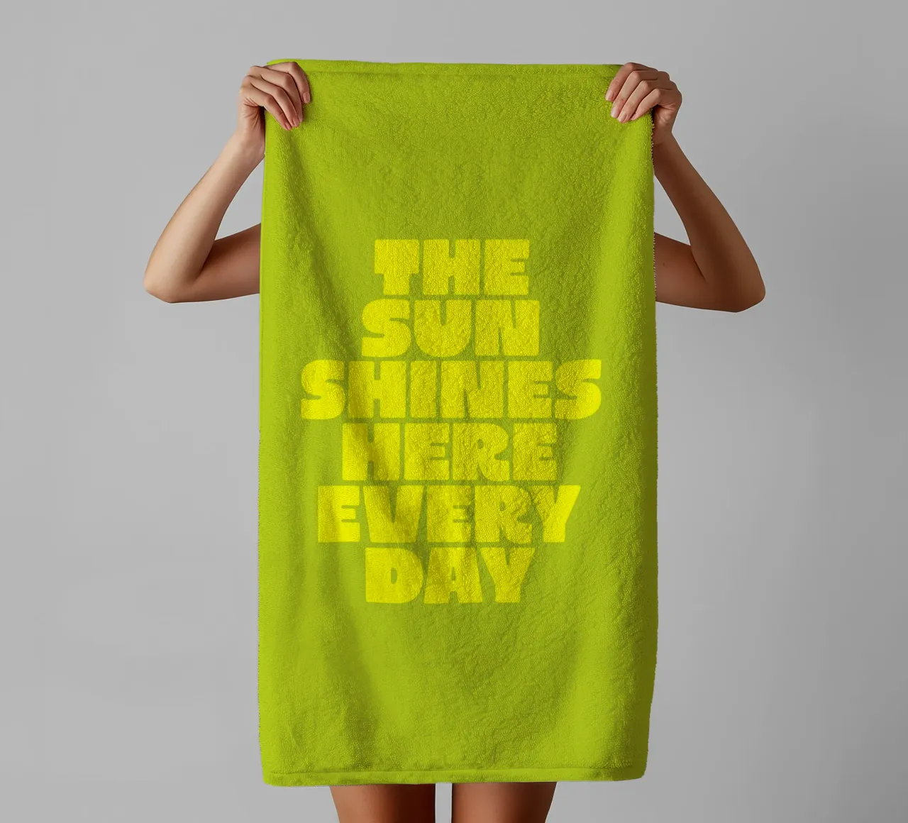 The Sun Shines Here Every Day Typography Print Amarillo Verde toalla de baño de THE MOTIVATED TYPE